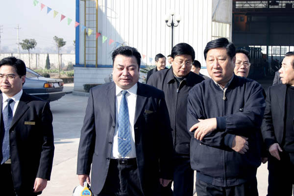 全國人大副委員長張平參觀中德機(jī)床 全國人大副委員長張平參觀中德機(jī)床