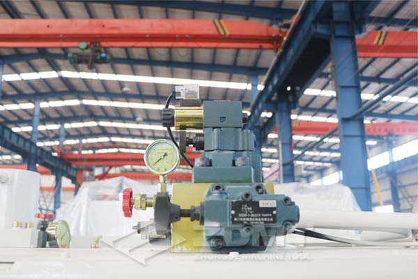 液壓系統.jpg 液壓系統.jpg