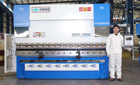 ZDPE.100噸3.2米電液伺服數控折彎機正面.jpg