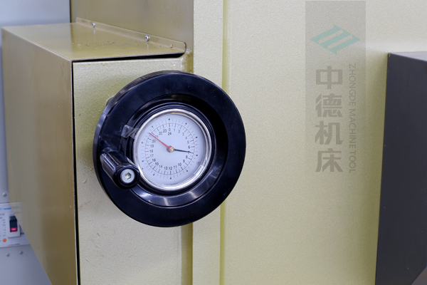 ZDG-832刀片間隙調(diào)節(jié)裝置，設(shè)置在機(jī)架前面，并有刻度顯示，調(diào)節(jié)方便.jpg