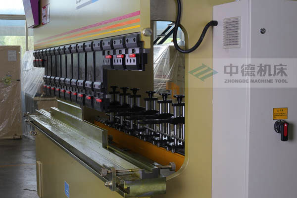 ZDPK-10032巨大開(kāi)啟高度專(zhuān)為制造不銹鋼水槽而設(shè)計(jì) ZDPK-10032巨大開(kāi)啟高度專(zhuān)為制造不銹鋼水槽而設(shè)計(jì)