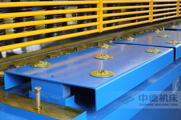 ZDS-1632剪板機采用滾珠前托料板,不劃傷不銹鋼板材表面.jpg ZDS-1632剪板機采用滾珠前托料板,不劃傷不銹鋼板材表面.jpg