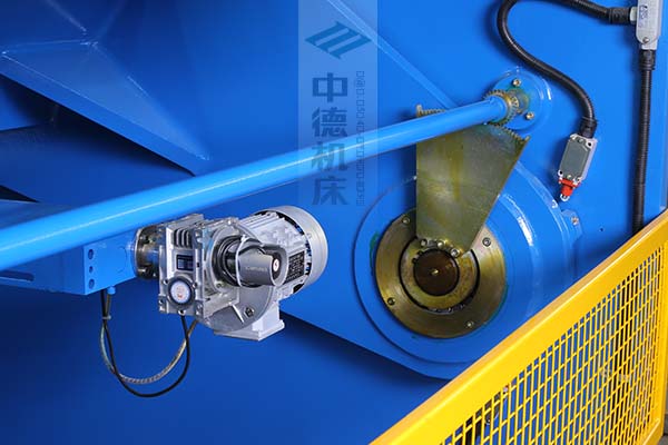 ZDS-1632剪板機后檔料結構,平行度高,并采用國內一流品牌軸承,耐磨抗壓壽命長.jpg ZDS-1632剪板機后檔料結構,平行度高,并采用國內一流品牌軸承,耐磨抗壓壽命長.jpg